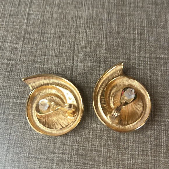 Monet Vintage Gold and Cream Earrings - Picture 4 of 8